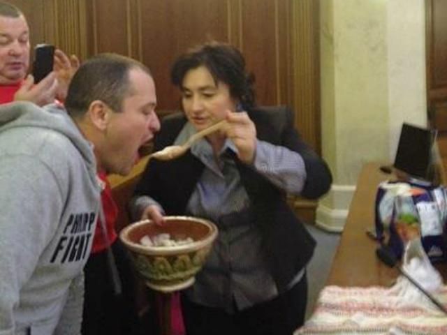 Матіос частує чергових у ВР варениками та пирогами (Фото) Матіос частує чергових у ВР варениками та пирогами (Фото)