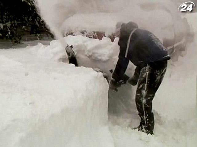 Число жертв снежной бури в США (Видео)