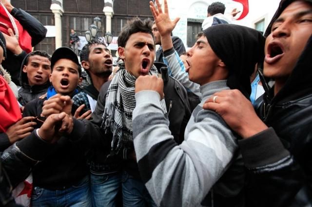 В Тунисе из-за протестов три министра ушли в отставку В Тунисе из-за протестов три министра ушли в отставку