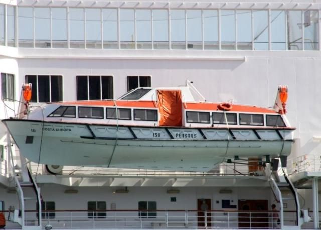 На Канарах під час навчальної евакуації загинули 5 моряків На Канарах під час навчальної евакуації загинули 5 моряків