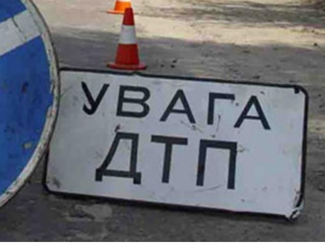 У Маріуполі авто збило маму з 2 дітьми просто на переході У Маріуполі авто збило маму з 2 дітьми просто на переході