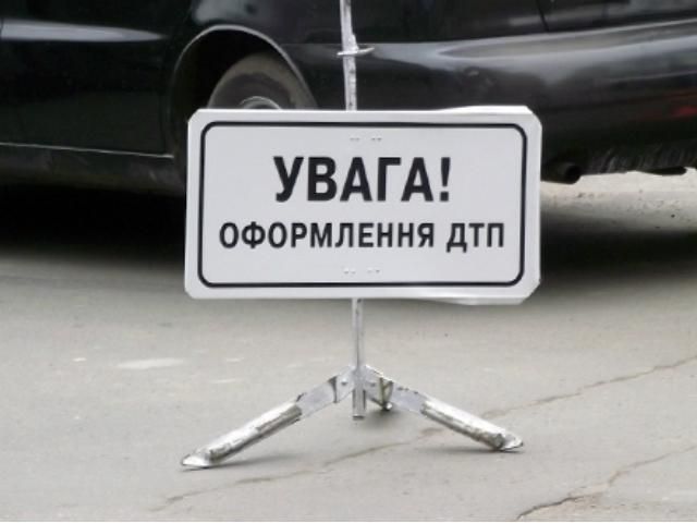 ДТП у Києві: Автівка злетіла у повітря і приземлилась на дах (Відео) ДТП у Києві: Автівка злетіла у повітря і приземлилась на дах (Відео)