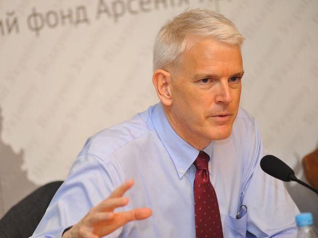 Оточення Януковича переоцінює важливість України для Заходу, – екс-посол США Оточення Януковича переоцінює важливість України для Заходу, – екс-посол США