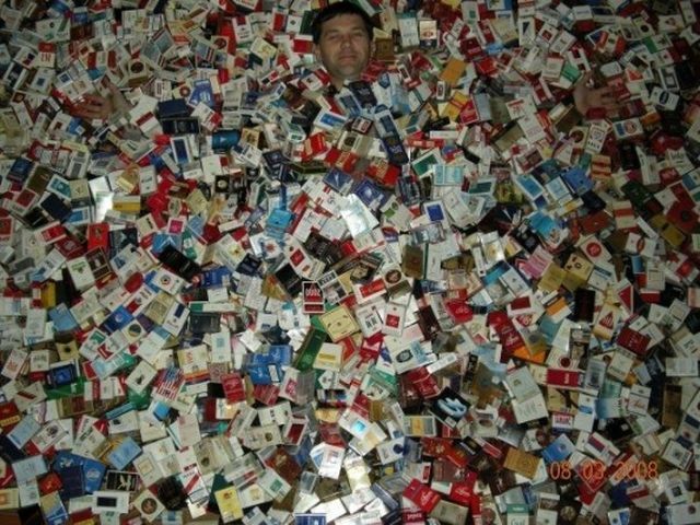 Мужчина насобирал пачек из-под сигарет на 200 тысяч долларов Мужчина насобирал пачек из-под сигарет на 200 тысяч долларов