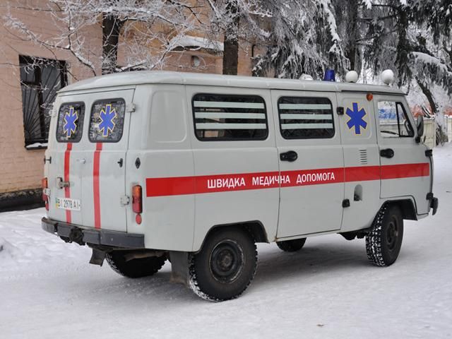 Швидка з травмованою жінкою не могла виїхати на підйом через сніг