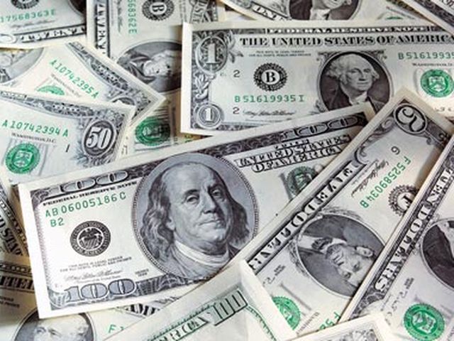 Невідомий чоловік просто серед білого дня пограбував банк у Києві Невідомий чоловік просто серед білого дня пограбував банк у Києві