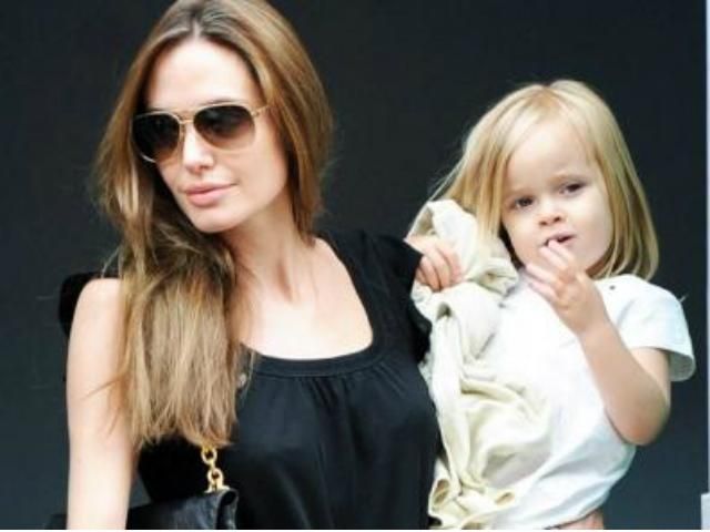 Донька Анджеліни Джолі та Бреда Пітта заробляє 3 тис доларів за тиждень (Фото) Донька Анджеліни Джолі та Бреда Пітта заробляє 3 тис доларів за тиждень (Фото)