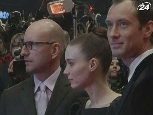 В борьбу за "Золотого медведя" вступил фильм "побочный эффект" В борьбу за "Золотого медведя" вступил фильм "побочный эффект"