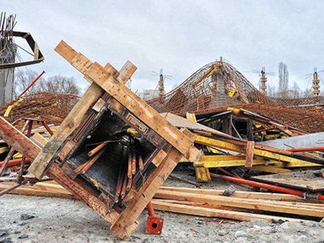 В Сумах развалился недостроенный торговый центр (Фото)