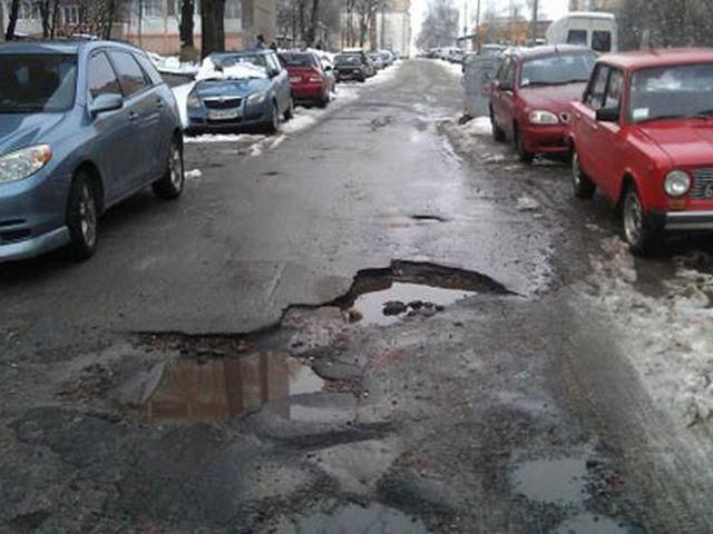 Киевлянин отсудил 37 тысяч за яму на дороге