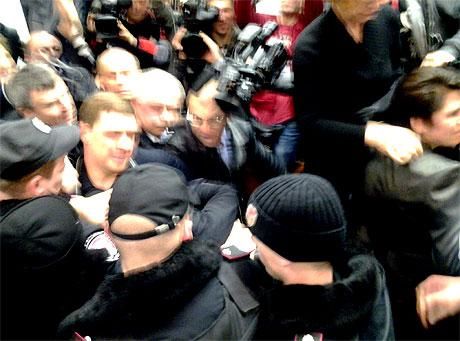 "Грифон" дерется в суде с депутатами (Фото. Видео)