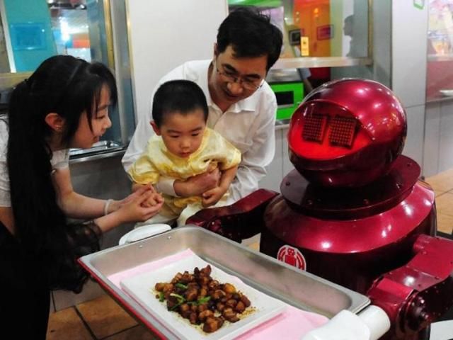 В Китае открылся ресторан, в котором работают только роботы (Фото)