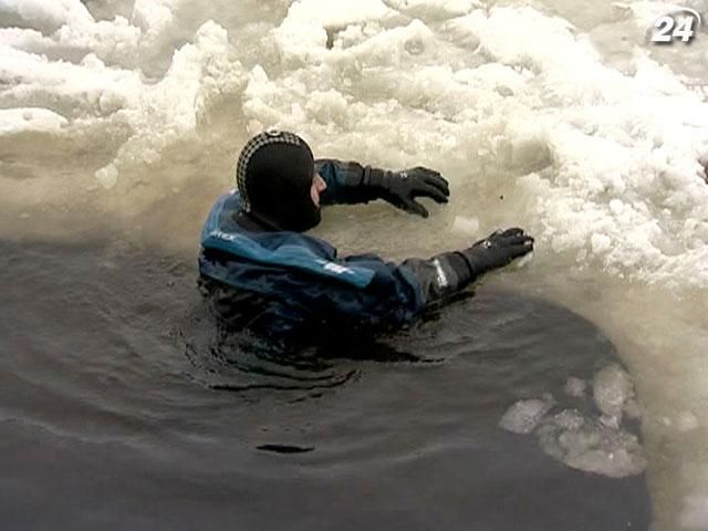 Спасатели учат определять надежность льда Спасатели учат определять надежность льда