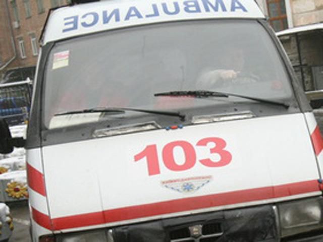 В сугробе застряла "скорая" с пожилой потерпевшей В сугробе застряла "скорая" с пожилой потерпевшей