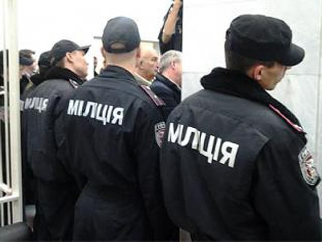 Депутатів силою вивели з суду Депутатів силою вивели з суду