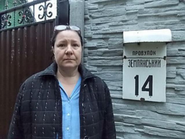 Вчительку, яка погрожувала самоспаленням, таки вигнали із її помешкання Вчительку, яка погрожувала самоспаленням, таки вигнали із її помешкання