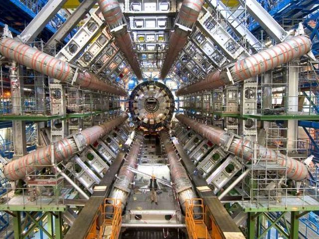 Адронний колайдер закриють на косметичний ремонт Адронний колайдер закриють на косметичний ремонт