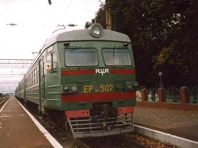 Пенсионер в женском платье и розовых штанах бросился под поезд