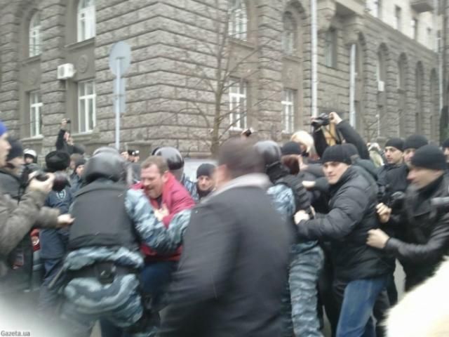 Біля Адміністрації Президента затримали 3 активістів (Фото) 