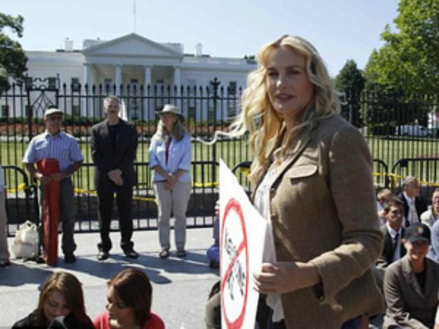 В США задержали племянника Кеннеди и голливудскую звезду за акцию протеста В США задержали племянника Кеннеди и голливудскую звезду за акцию протеста