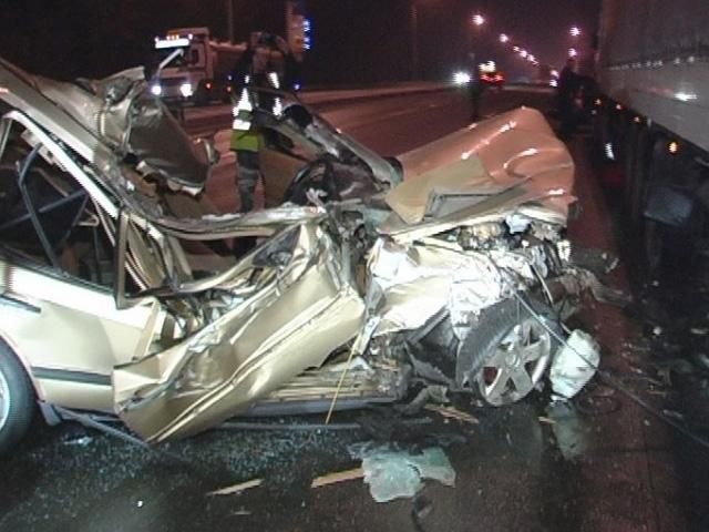 У Києві Mercedes врізався у фуру: легковик повністю знищений, а водій у лікарні