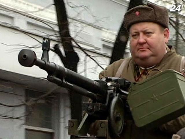 В Луганську марширували військові та їздила техніка часів Другої світової В Луганську марширували військові та їздила техніка часів Другої світової