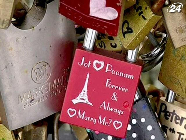 Закохані пари з усього світу злетілися до "столиці кохання" Закохані пари з усього світу злетілися до "столиці кохання"