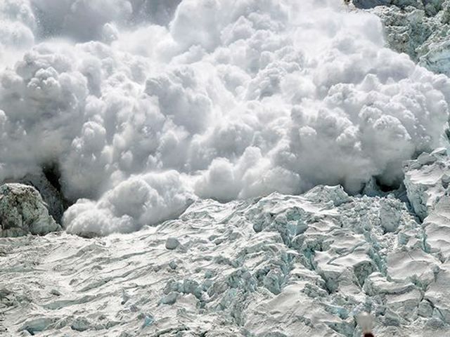 У Шотландії під лавину потрапило щонайменше 8 людей У Шотландії під лавину потрапило щонайменше 8 людей