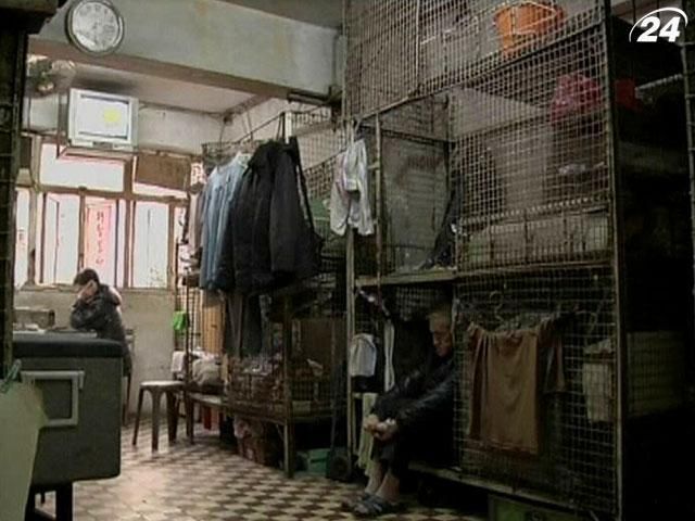 В Гонконге тысячи людей живут в металлических клетках