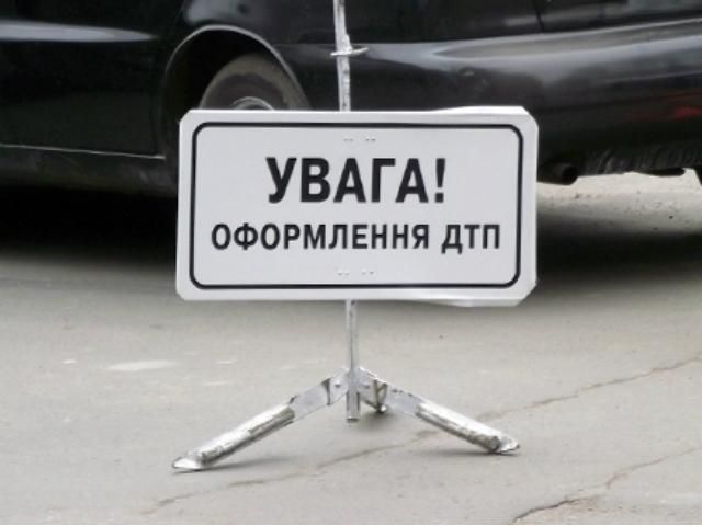 На Полтавщине перевернулся грузовик с 30 тоннами нефти На Полтавщине перевернулся грузовик с 30 тоннами нефти