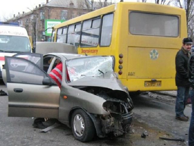 Масштабне ДТП у Києві: зіткнулися 4 легковика та маршрутка (Фото) Масштабне ДТП у Києві: зіткнулися 4 легковика та маршрутка (Фото)