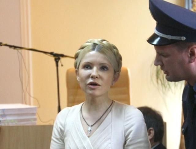 Оппозиция показала заявление Тимошенко, которая соглашается быть в суде (Фото) Оппозиция показала заявление Тимошенко, которая соглашается быть в суде (Фото)