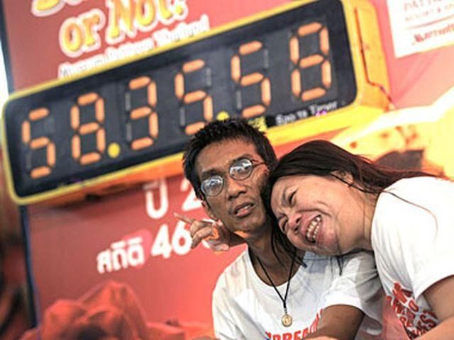 Тайська пара цілувалась 58 годин поспіль Тайська пара цілувалась 58 годин поспіль