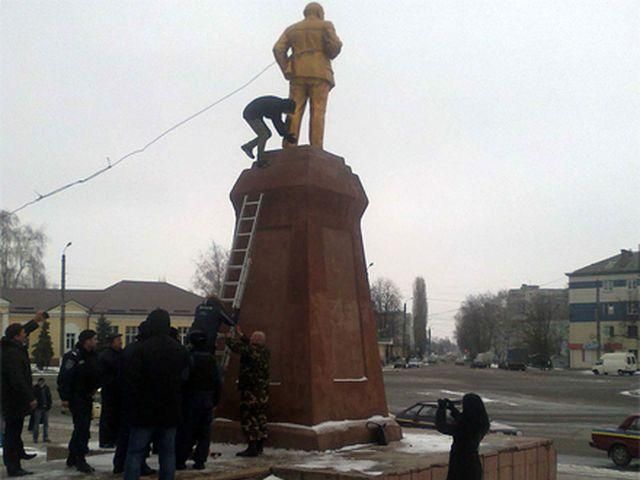 На Сумщині свободівці знесли пам’ятник Леніну (Фото)