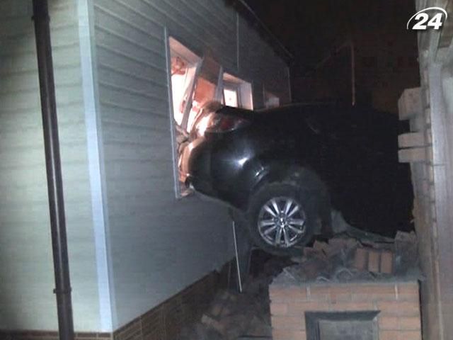 ДТП: водитель сбил дорожный знак и снес заборы ДТП: водитель сбил дорожный знак и снес заборы