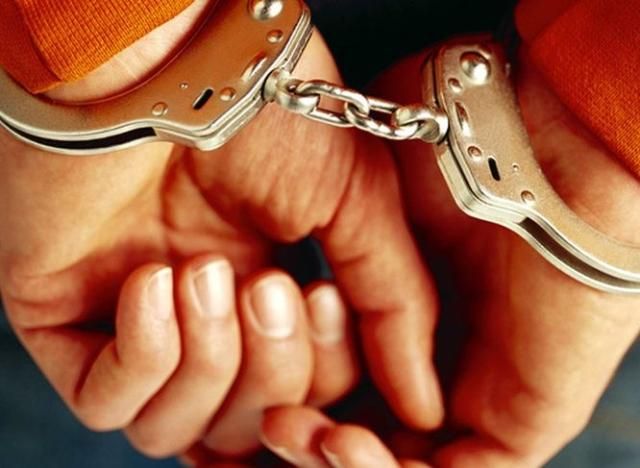 У Криму троє молодиків вбили таксиста і викрали тисячу гривень У Криму троє молодиків вбили таксиста і викрали тисячу гривень