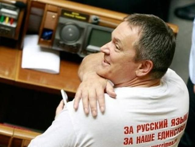 Из-за невыполнения языкового закона Колесниченко дважды пожаловался Пшонке