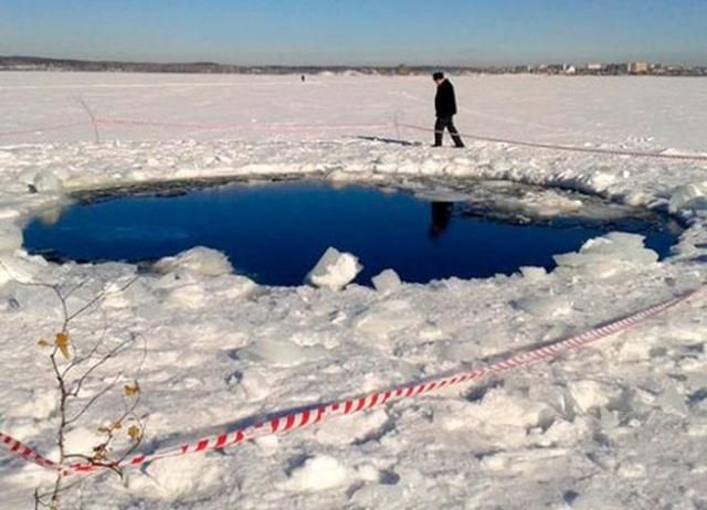 Водолазы не нашли обломков метеорита в озере Чебаркуль, - МЧС России