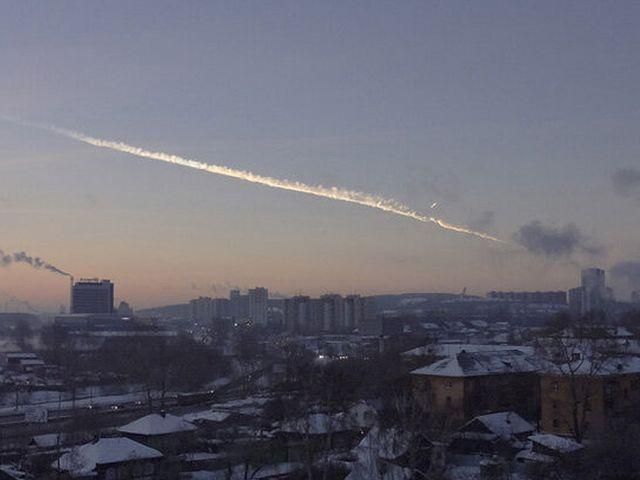 Очевидцы делятся новыми видео падения метеорита в Челябинске (Видео)