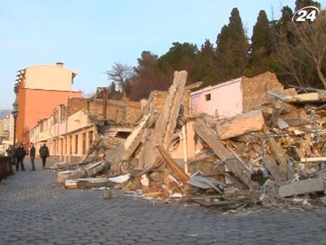 В Крыму сносят незаконные постройки вблизи моря