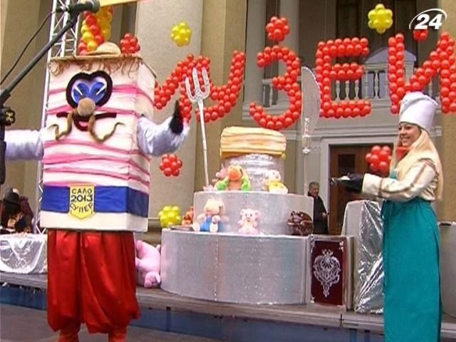 На Святі сала в Полтаві з’їли понад 7 тонн сала На Святі сала в Полтаві з’їли понад 7 тонн сала