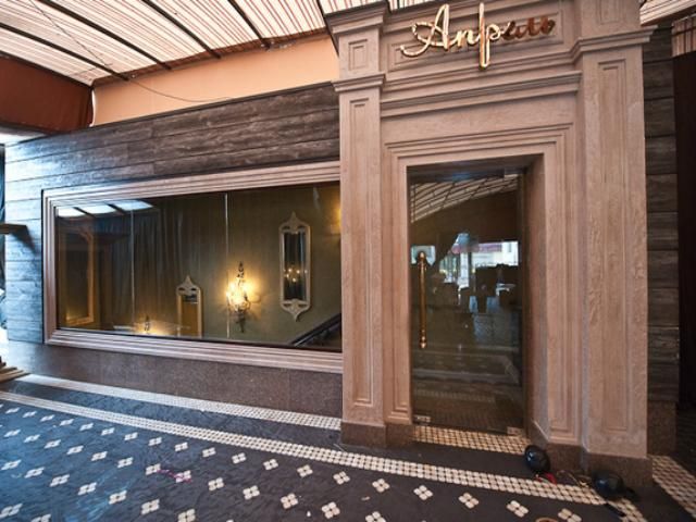 У київському ресторані "Апрель" пролунав вибух. Є постраждалі У київському ресторані "Апрель" пролунав вибух. Є постраждалі