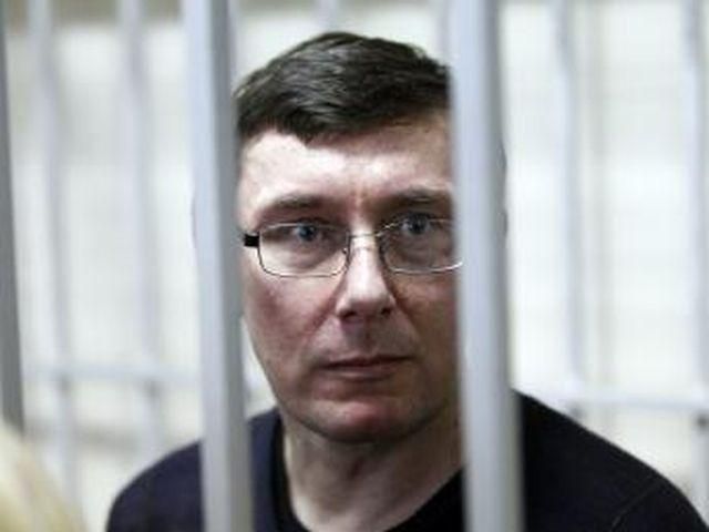Луценко требует доставить его сегодня в суд, - жена