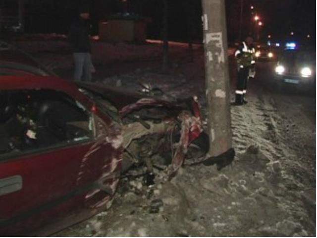 У Києві авто врізалося у стовп, а потім ще й у дерево (Фото) 