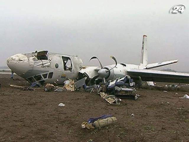 Розпочали розшифровувати "чорні скриньки" літака, який розбився в Донецьку