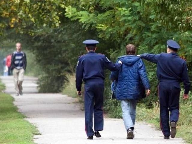 Милиционеры раздели мужчину до трусов и сломали ему нос Милиционеры раздели мужчину до трусов и сломали ему нос