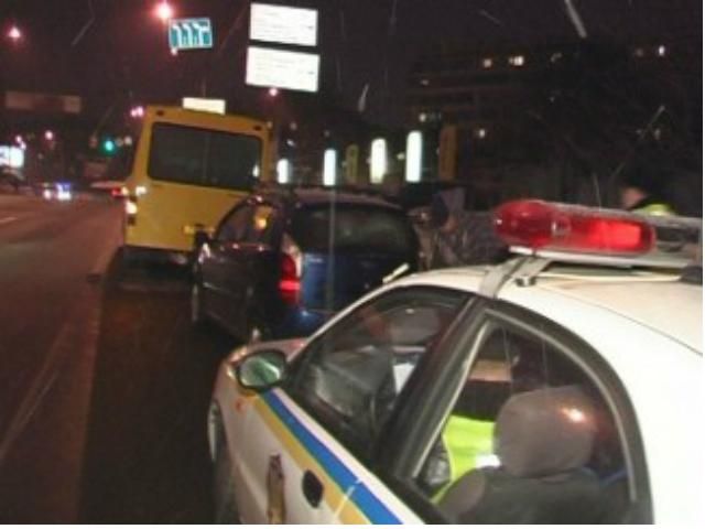 В Киеве легковушка влетела в маршрутку (Фото) В Киеве легковушка влетела в маршрутку (Фото)
