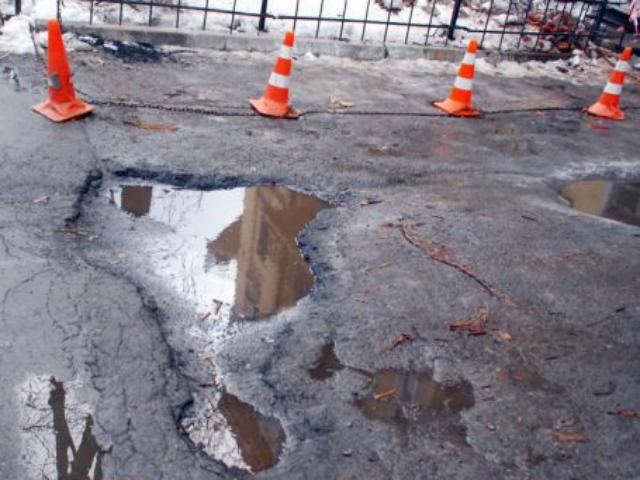 Міністр інфраструктури: Дороги не ремонтують через погану погоду  