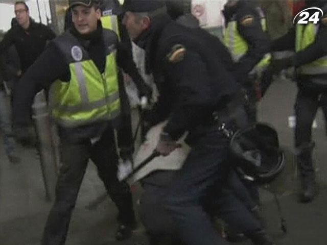 Забастовка работников испанской авиакомпании началась столкновениями с полицией Забастовка работников испанской авиакомпании началась столкновениями с полицией