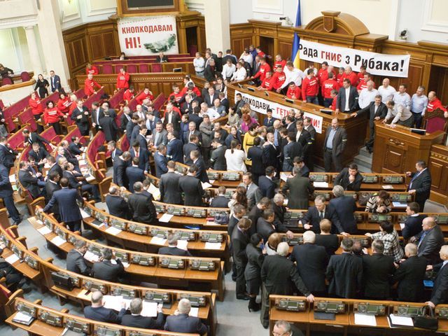 "Батькивщина" созывает нардепов на срочное заседание в Раде "Батькивщина" созывает нардепов на срочное заседание в Раде